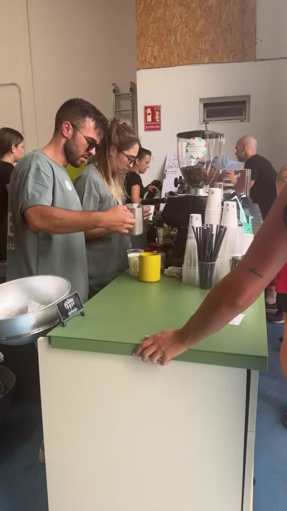 Baristas de ZĒSTE preparando bebidas en la barra móvil