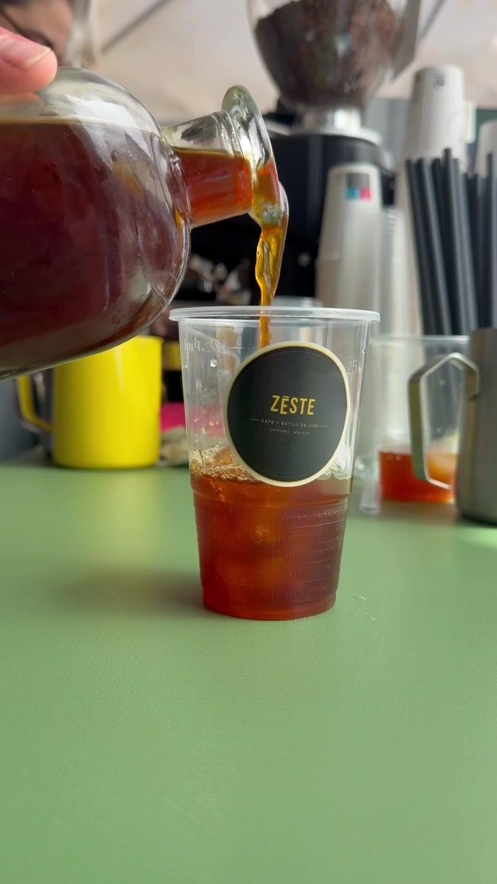 Café servido en directo en un vaso ZĒSTE durante un evento