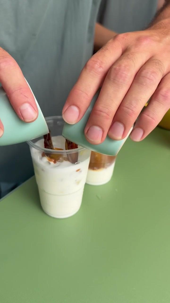 Barista de ZĒSTE terminando un iced latte a capas