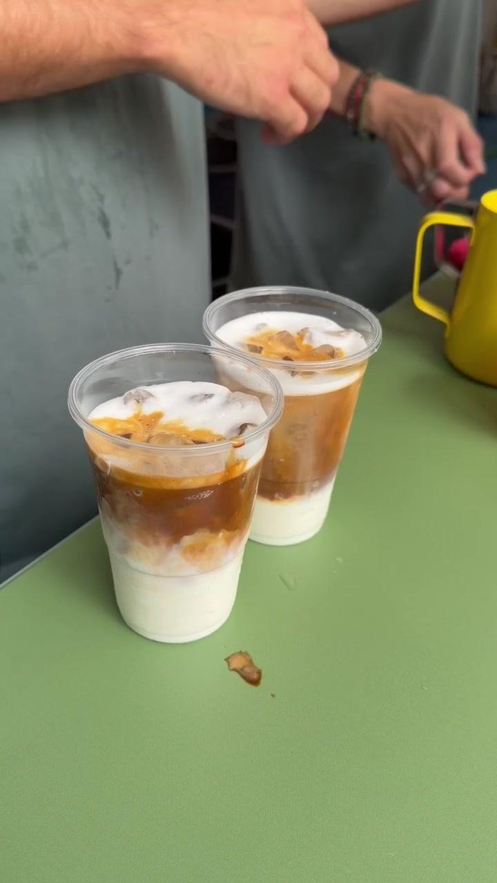 Dos iced lattes de especialidad ZĒSTE recién preparados