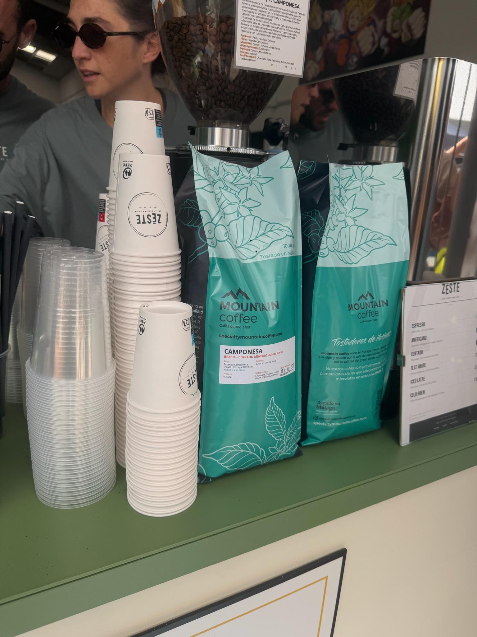 Café de especialidad Mountain Coffee servido por ZĒSTE en un evento
